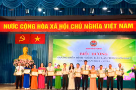 Hội Nông dân TP HCM trao học bổng toàn phần cho sinh viên nghèo