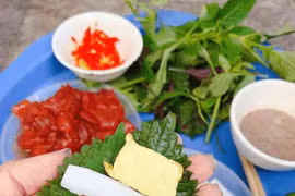Đến Hà Nội, đừng quên thưởng thức món ăn đường phố - sứa đỏ cuốn 
