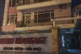 Bắt quả tang nhân viên quán massage khỏa thân kích dục cho khách