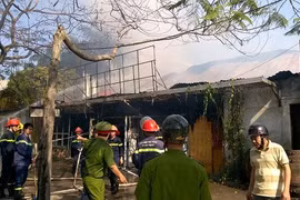 Lửa ngùn ngụt thiêu trụi cả dãy nhà hàng, quán bar Hải Phòng