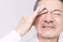 Uống cồn pha nước người đàn ông nôn ra máu và mất thị lực