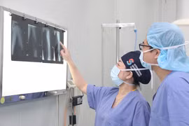  Tự ngã do vạt áo chống nắng quấn vào bánh xe máy, cô gái trẻ gần đứt rời cánh tay 