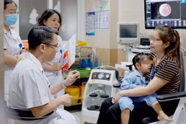 Đi khám mắt bất ngờ phát hiện u xâm lấn từ hốc mũi lên não 