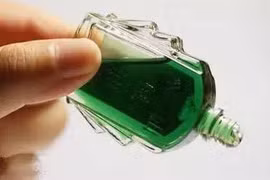 Nhỏ nhầm dầu gió vào mắt, cụ bà 90 tuổi phải đi viện