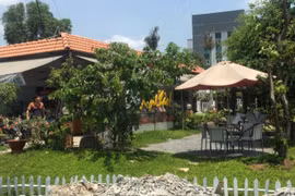Gallery - Lùm Xùm Khởi Tố Chủ Quán Cà Phê Xin Chào - image 1