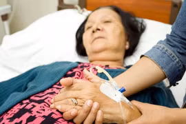 Ở nhà chăm cháu, bà nội nguy kịch vì ăn quá nhiều đường