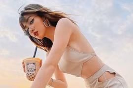 Hotgirl Sài thành khiêu khích với lối ăn mặc khoe body