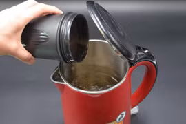 Lý do uống nước từ bình siêu tốc không khác gì “đầu độc” cơ thể