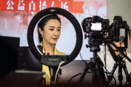Thánh nữ livestream thành tỷ phú nhờ bán từ kẹo bánh đến... tên lửa