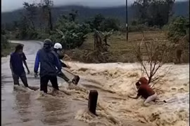 Video: Thót tim cảnh người phụ nữ giữa dòng lũ cuồn cuộn