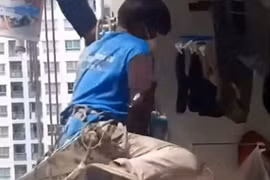 Video: Thực hư thợ sơn suýt mất mạng vì cư dân trong chung cư