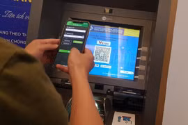 Không cần thẻ, quét mã QR rút tiền ATM như thế nào?