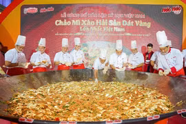 Doanh nghiệp đằng sau kỷ lục chảo mì xào dát vàng lớn nhất