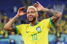Neymar tổ chức sinh nhật sớm, đăng ảnh cùng bạn gái cũ