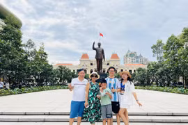 Mẹ Hà Nội đưa con du lịch hè xuyên Việt, nhận điều bất ngờ khó tin
