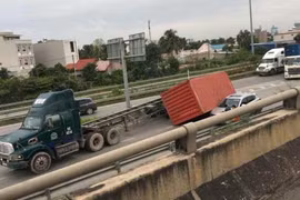 Kinh hoàng container đè ô tô trên cao tốc Long Thành - Dầu Giây 
