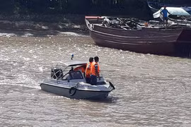 Chìm sà lan hơn 300 tấn trên sông Tiền, 3 người mất tích