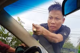 Gallery - Giang hồ vây xe chở công an ở Biên Hòa - image 2
