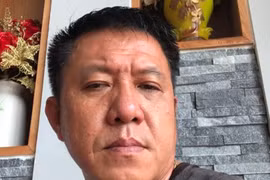Công an thị trấn Dương Đông làm việc với chủ quán phở liên tục đe dọa người làm báo