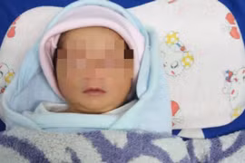 Nữ chủ tịch phường nói về nhóm người quỳ lạy trước nhà xin lại con