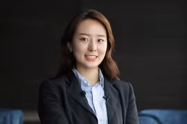 Phóng viên xinh đẹp đài SBS: Bánh mỳ và phở ở Việt Nam vừa ngon vừa rẻ