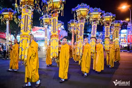 Hàng nghìn người tham gia lễ rước Phật về Việt Nam mừng Phật đản