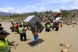 Dân khốn khổ vì khủng hoảng biên giới Venezuela-Colombia