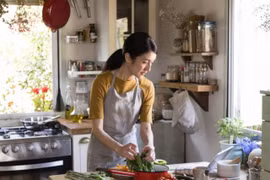 Đi công tác về thấy trong bếp vơi đi nửa túi muối, tôi gọi mẹ chồng đến nhà để đòi lại công bằng