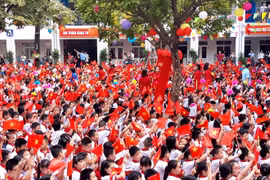 Nắng nóng trong ngày lễ khai giảng