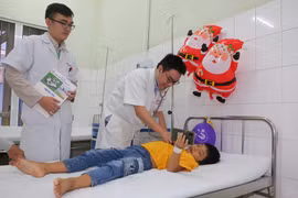 Giành lại sự sống cho bé trai uống nhầm thuốc sâu 