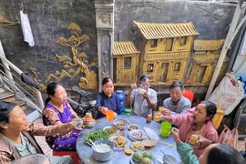 Xóm chạy thận rộn ràng bữa cơm tất niên