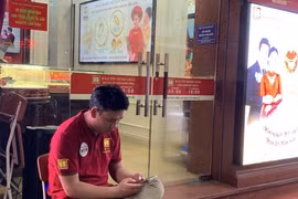 Khách hàng vất vả mua vàng mùa cưới để 'trả nợ'