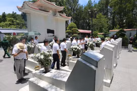 Hàng nghìn người đến dâng hương tại Ngã ba Đồng Lộc