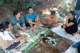 Triệt phá sới bạc trong nghĩa trang tại Quảng Bình