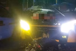 Xe máy đâm trực diện ôtô khách khiến 2 người tử vong