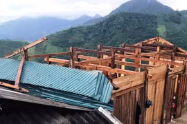 Nhà dân ở huyện miền núi Thanh Hóa bị tốc mái do giông lốc