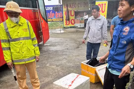 Bắt xe khách chở hơn 200kg nội tạng bốc mùi hôi thối