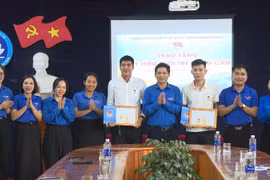 Tặng huy hiệu “Tuổi trẻ dũng cảm” cho 3 đoàn viên cứu người đuối nước