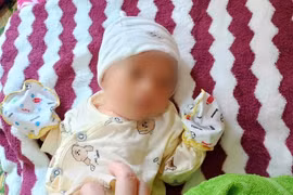 Bé sơ sinh bị bỏ rơi trước cổng nhà dân ở Quảng Bình