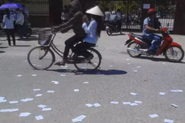 “Phao” thi bay trắng cổng trường THPT Hoằng Hóa 3