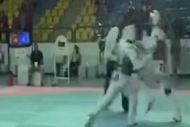 Võ sĩ đột ngột ngã ngửa ngay trên sân đấu