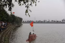 Tàu ngầm Trường Sa chạy băng băng trên mặt nước