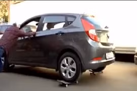 Cách lùi xe siêu "bá đạo"