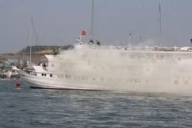 Gallery - Cháy Tàu Trên Vịnh Hạ Long - image 5
