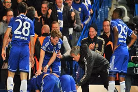 Mourinho lao như điên vào sân ăn mừng cùng học trò