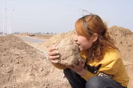 Kỳ lạ những người nghiện ăn đất, ăn tới 1 kg đất mỗi ngày