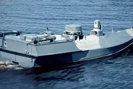 Xem xuồng không người lái Ukraine tấn công cầu Crưm