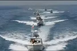 Video UAV và xuồng cao tốc Iran vây quanh tàu chiến Mỹ