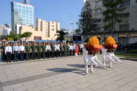 Đoàn đại biểu Bộ Quốc phòng và TPHCM dâng hương, thăm các gia đình chính sách