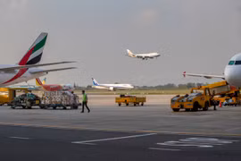 2 máy bay “suýt” va nhau ở sân bay Nội Bài